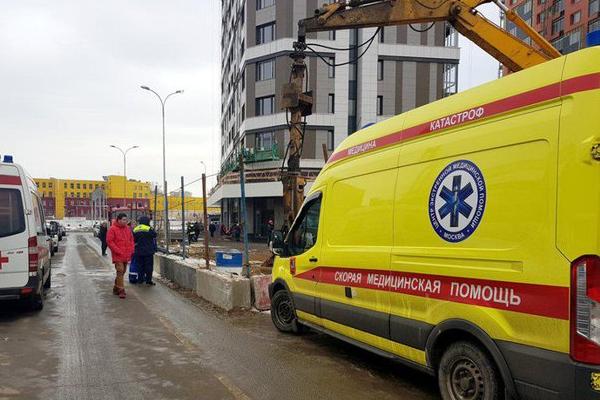 Рабочего пытаются спасти из-под завала в Москве