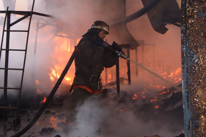 В Ростовской области горит многоквартирный дом