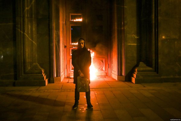 Павленский поджег в центре Парижа здание Банка Франции