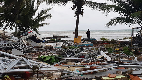 Число погибших от цунами в Индонезии растет