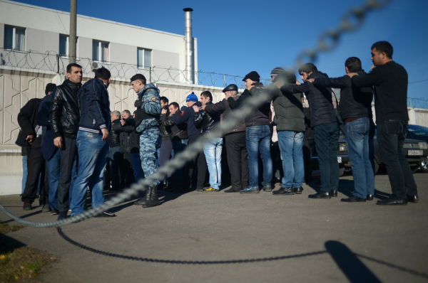 Сотни мигрантов задержаны столичной полицией после конфликта у торгового центра «Москва»