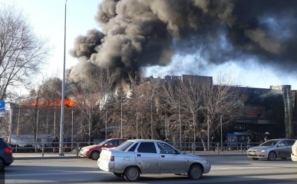 Сильный пожар рядом с ТЦ возник в Самаре