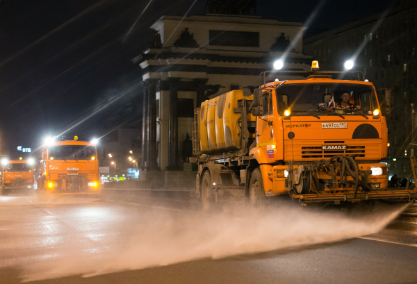 Столичные коммунальщики в преддверии зимы промоют дороги и тротуары