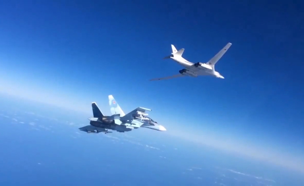 Су-30 осуществил перехват самолёта-разведчика ВВС США