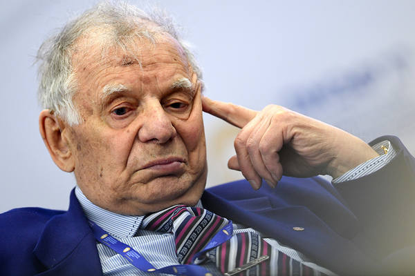Бутылка «проголосовала» за Алферова по пенсионной реформе