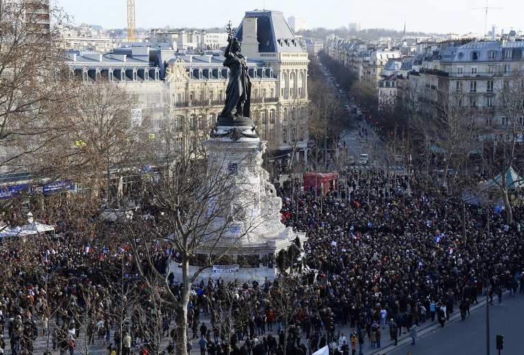 В Париже в полной тишине идет марш солидарности 