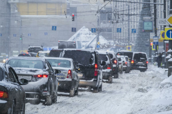 Москва в вечерний час пик встала в пробках