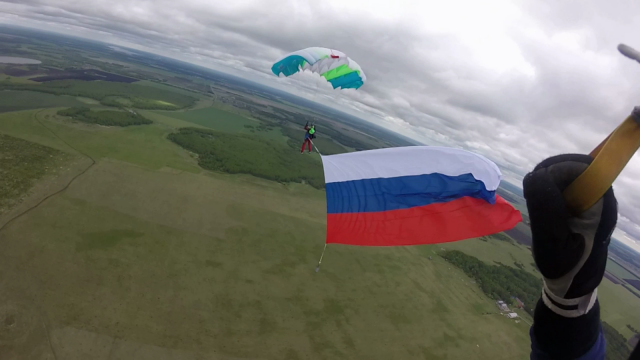 Уральские парашютисты отметили День России прыжком с триколором