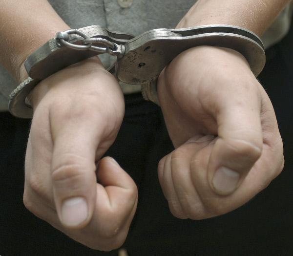 Зачем московские суды «меняют» электронные браслеты на наручники?
