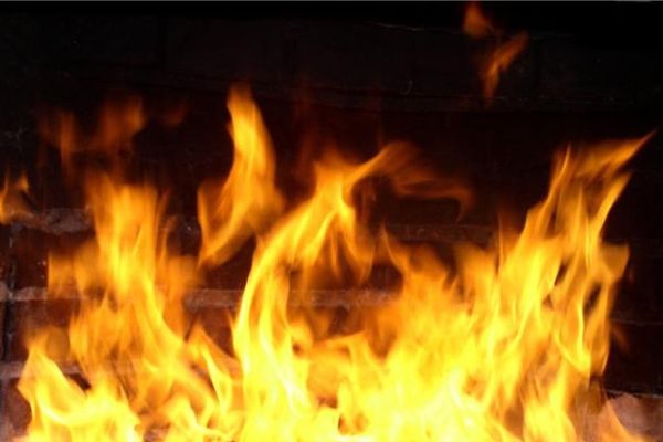 Жилой дом загорелся на юго-западе Москвы