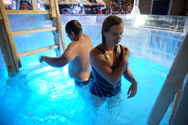 Врач-сексолог назвал опасными купания в проруби на Крещение