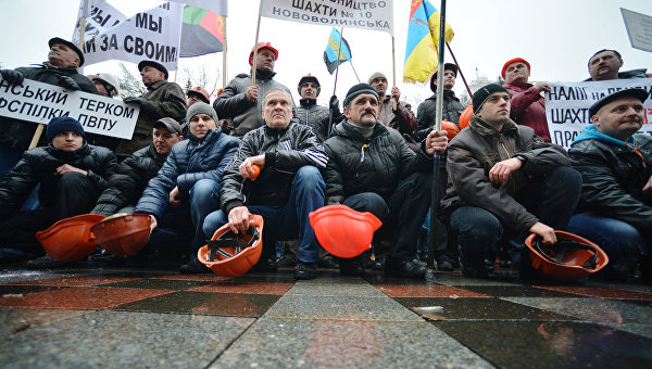 Сотни шахтеров в Киеве собрались у Рады с требованием выплатить зарплату