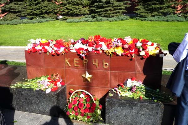 В Москве несут цветы к мемориалу Города-героя Керчи у Кремля