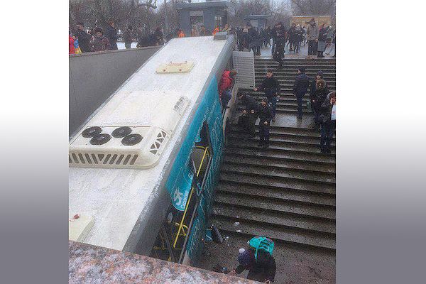 Водитель автобуса, въехавшего в подземный переход, перепутал педали газа и тормоза