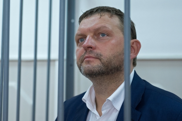 Единороссы переложили Белых на президента. А коммунисты не боятся требовать отставки