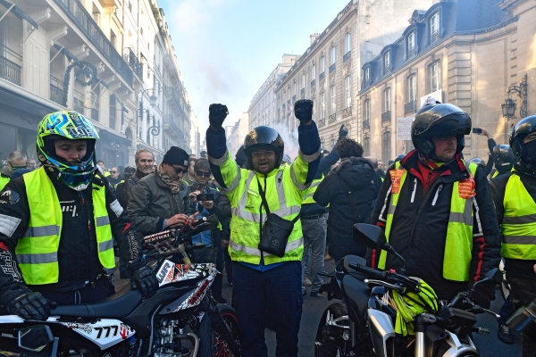 В «топливных протестах» во Франции пострадали 400 человек