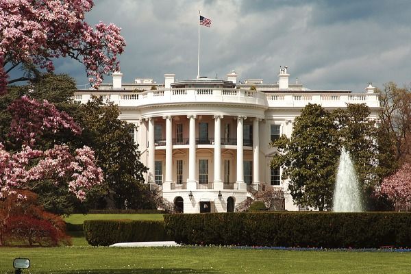 США высылают 60 российских дипломатов