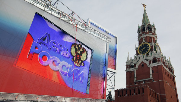 День России: Пушечные залпы, массовые танцы, рок-фестиваль и фейерверки