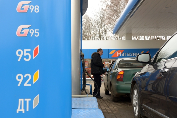 Депутат: Цены на бензин растут из-за излишка заправок