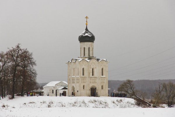 Храм Покрова на Нерли начали подсвечивать