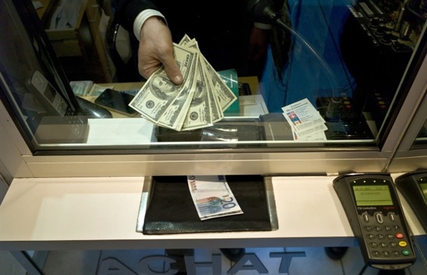 Россияне бегут из депозитов в валюту. А спекулянты ждут ставку ФРС