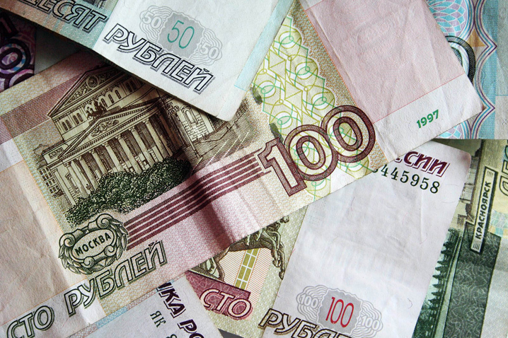 Россияне копят рубли, хотя логичнее держать валюту. Почему?