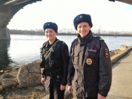Полицейские Иркутска спасли прыгнувшую с моста в Ангару девушку