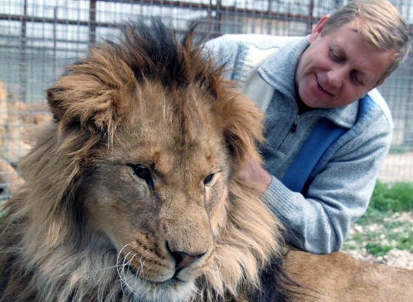 В Крыму на туристов напал ласковый лев