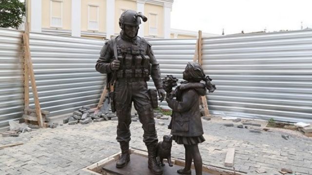 «Вежливым людям» поставили памятник в Крыму