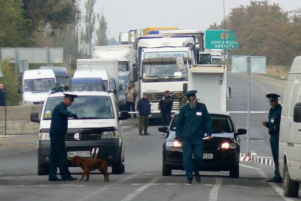 Украина снова пропускает легковые автомобили в Крым