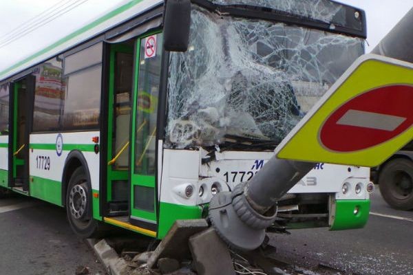 Автобус врезался в столб на севере Москвы