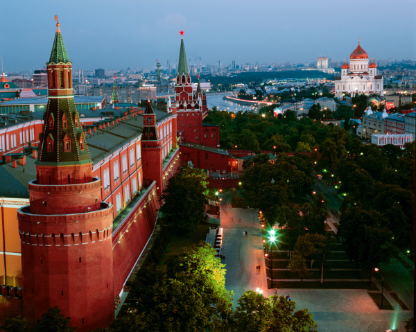 Вечный огонь у стен Кремля прошел торжественную профилактику 
