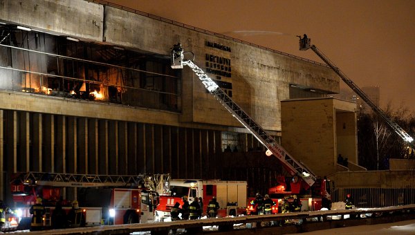 Полиция охраняет горящее здание библиотеки ИНИОН от мародеров