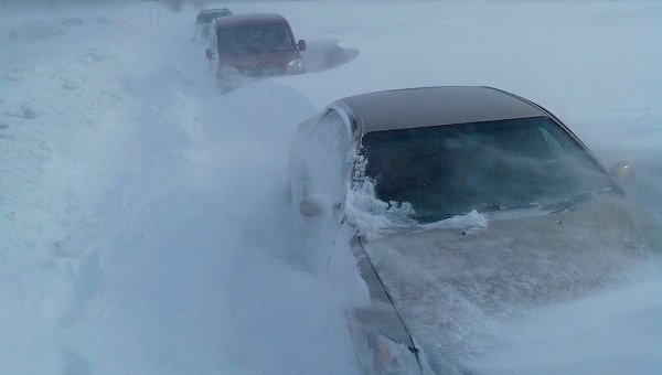 Из затора на заснеженной трассе в Челябинской области эвакуировали автобусы с детьми