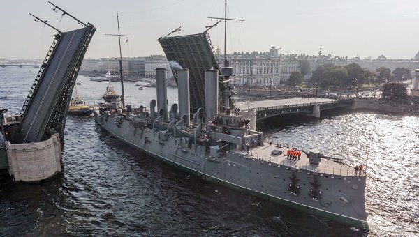 В Петербурге тысячи горожан встретили вернувшуюся после ремонта «Аврору»
