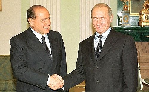 Берлускони подарил Путину пододеяльник