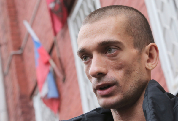 Павленский поджег здание национального банка в Париже