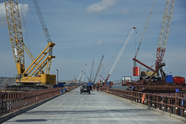 Сложнейшая операция по установке арки железнодорожного моста проходит в Керченском проливе