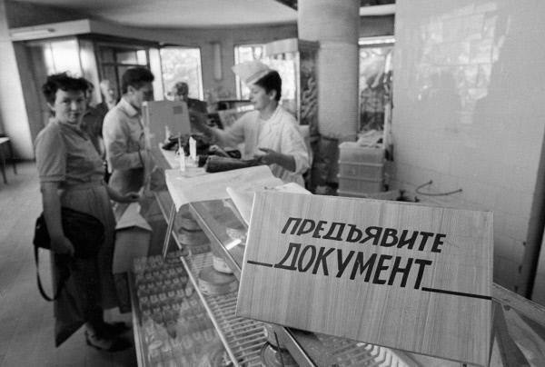 Продовольственные карточки напомнили Хасбулатову 90-е