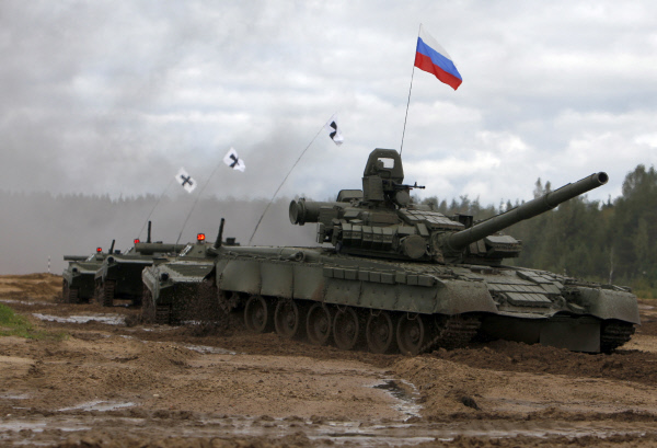 В России показали стреляющий дровами танк