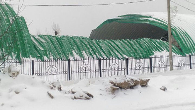 Крыша строящегося в Истре катка обрушилась под тяжестью снега