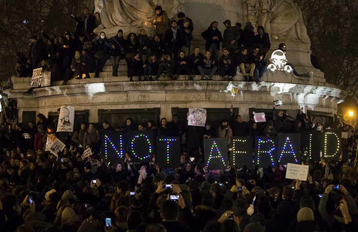 По всему миру люди устроили акции памяти по убитым в Париже журналистам 