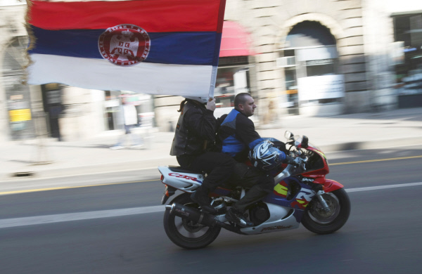 На улицы Белграда вышли протестовать тысячи сербов