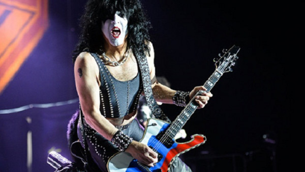 Гитарист Kiss сыграл на гитаре в цветах российского флага