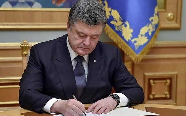 Порошенко инициировал переименование улицы в Киеве в честь Маккейна