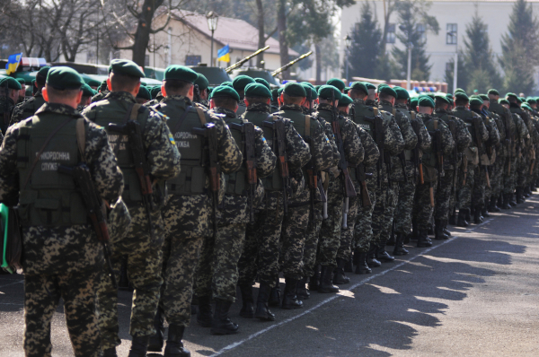 На границу Украины с Крымом прибыла тяжелая военная техника