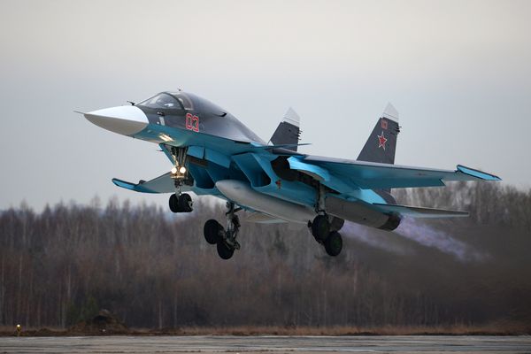 Тяжёлые истребители ВКС России впервые приземлились на автотрассу