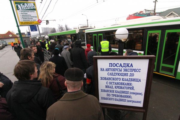 Дополнительные автобусы пустят до московских кладбищ