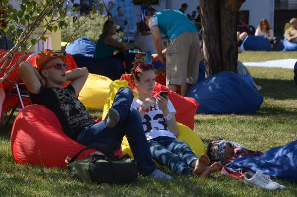 Отдыхающие занимаются йогой в парке искусств "Музеон" на Крымской набережной.