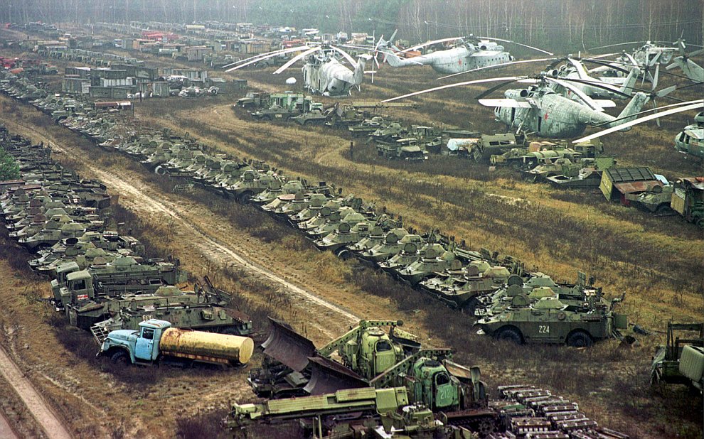 Зона Чернобыльской АЭС 25 лет спустя. Брошенная техника ликвидаторов аварии